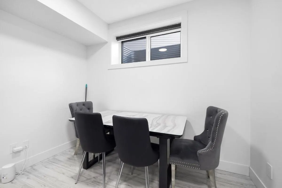 Spacious 2 Bedroom Suite In Edmonton, Canada 0*, Edmonton